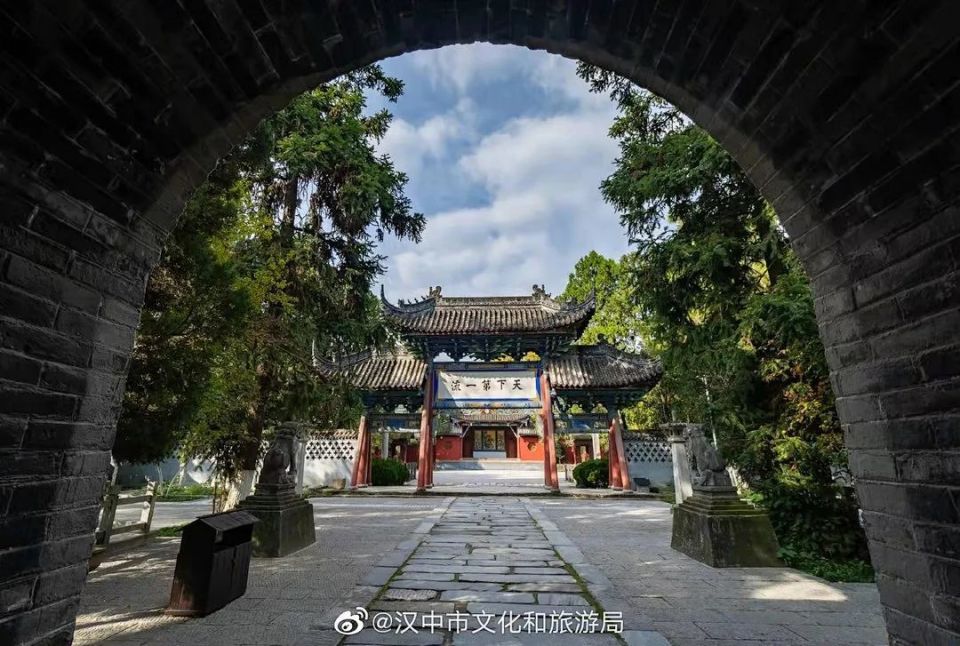 下午前往勉县,观看中国首部大型全景历史奇幻演出《出师表》,考察武侯