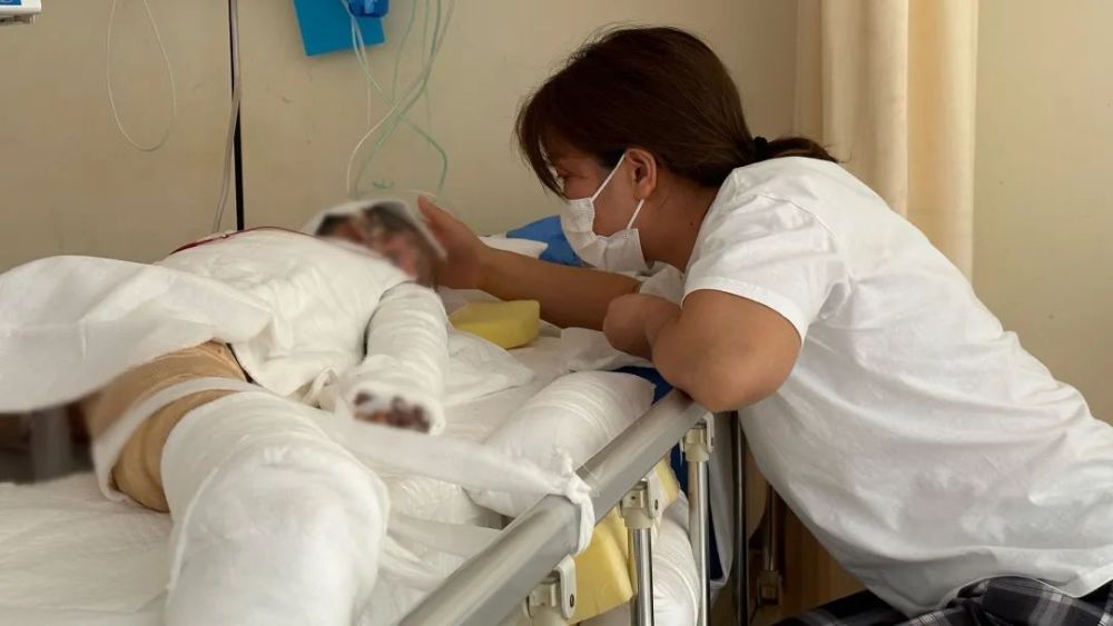 5岁女童全身90%烧伤,重伤父亲:救不救我无所谓,一定要救救我的孩子