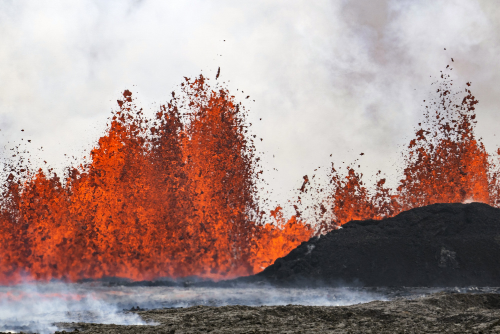 冰岛雷恰角半岛发生火山喷发