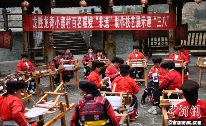 广西龙胜百名瑶嫂展示非遗制作技艺迎妇女节