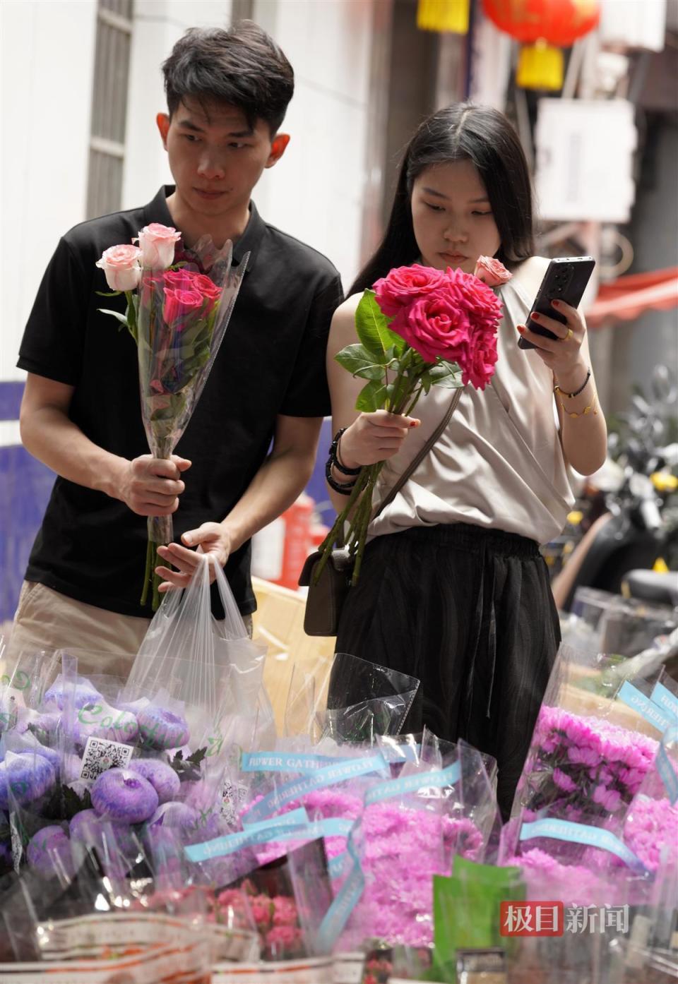 00后大学生小夏购买了一支碎冰蓝玫瑰,一支人鱼姬玫瑰,一支香槟玫瑰和