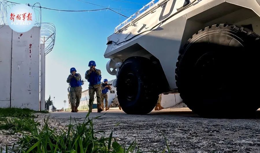 我赴黎维和部队常态组织无预警应急防卫演练