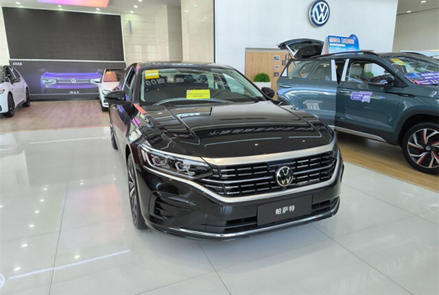 低估了大众的决心,帕萨特降价4.5万,家用真的太香了_腾讯新闻