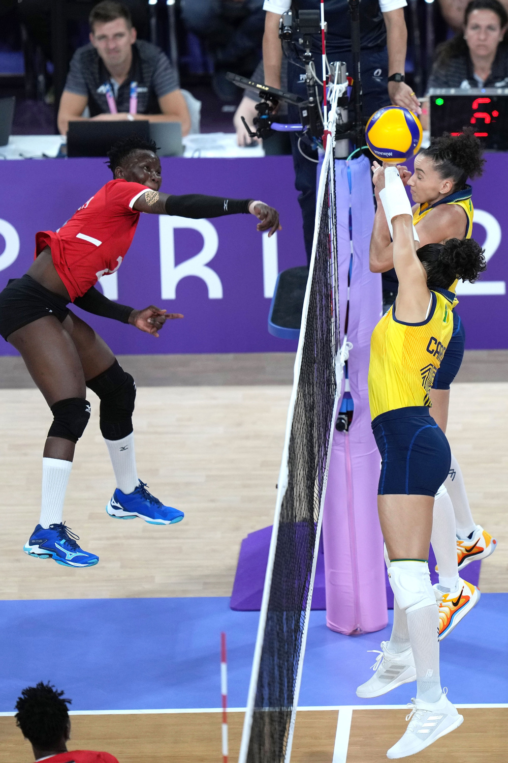 新华社记者 李钢 摄7月29日,巴西队球员庆祝胜利.