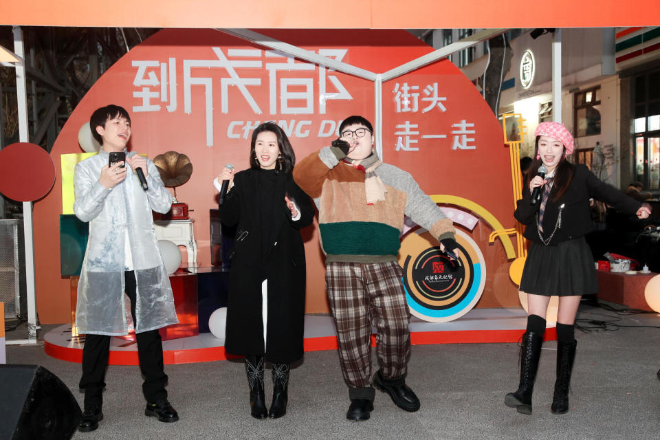 乐在成都·律享东郊丨成都街头艺人欢乐奏响新年乐章_腾讯新闻