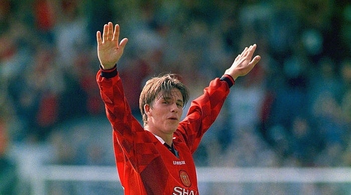 21岁贝克汉姆半场吊射,闪耀的他犹如老特拉福德的阳光