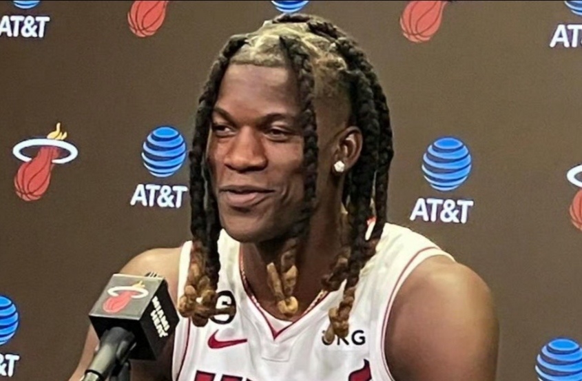 巴特勒媒体日再次整活,"乌鸦"造型这是被雄鹿,凯尔特人刺激了吗?