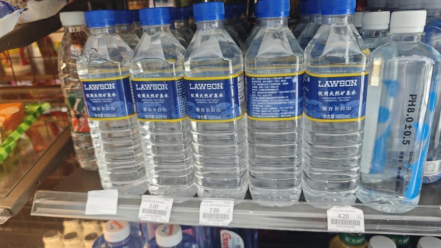 此外,店内一排罗森矿泉水下有3元,7元,4.