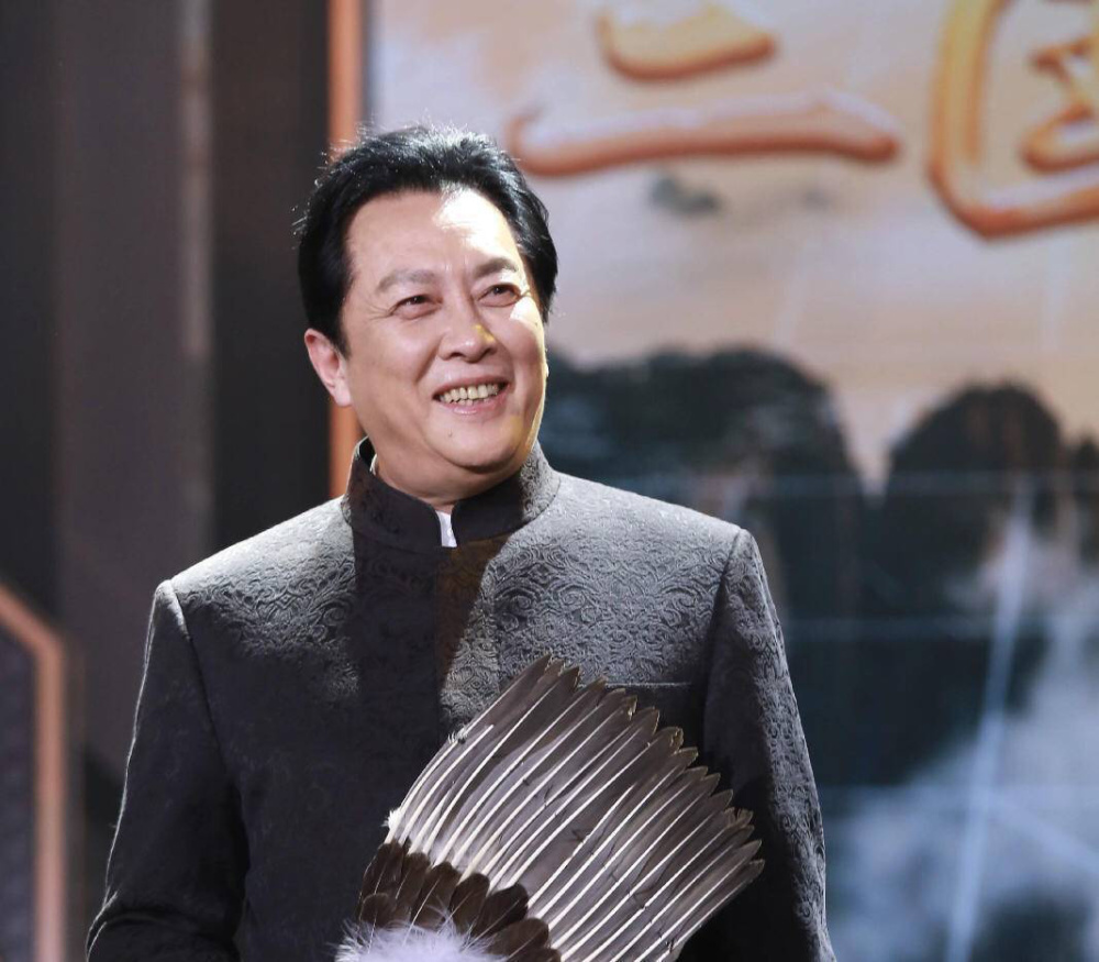 唐国强骑马庆71岁生日,挺大肚腩笑开花,动作惊险数十位保镖护航_腾讯