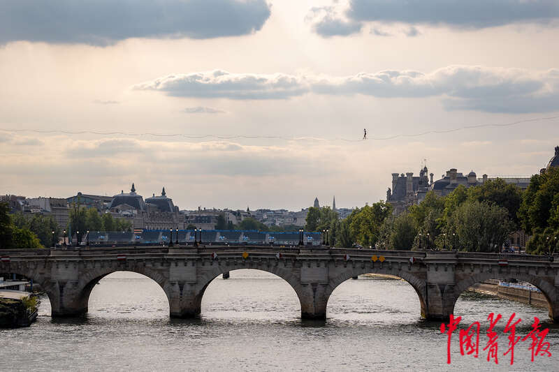 巴黎奥运将至:塞纳河畔观礼台就位 新桥上有人"云端漫步"