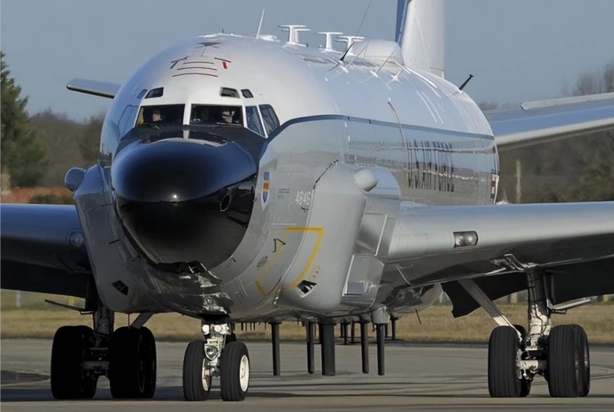 美军rc-135u侦察机在台湾海峡南口高强度活动,全球仅部署2架-腾讯新闻