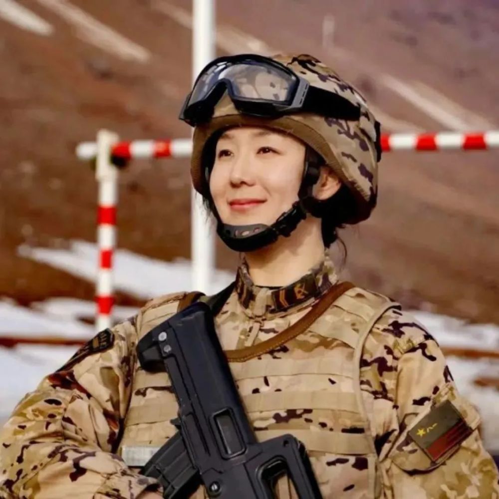 一跃而下她们是00后特战女兵