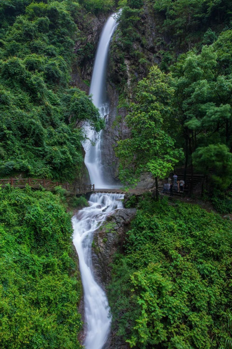 这处瀑布位于义乌市赤岸镇乔溪村,苍翠茂密的树木,秀美的风景,颇有