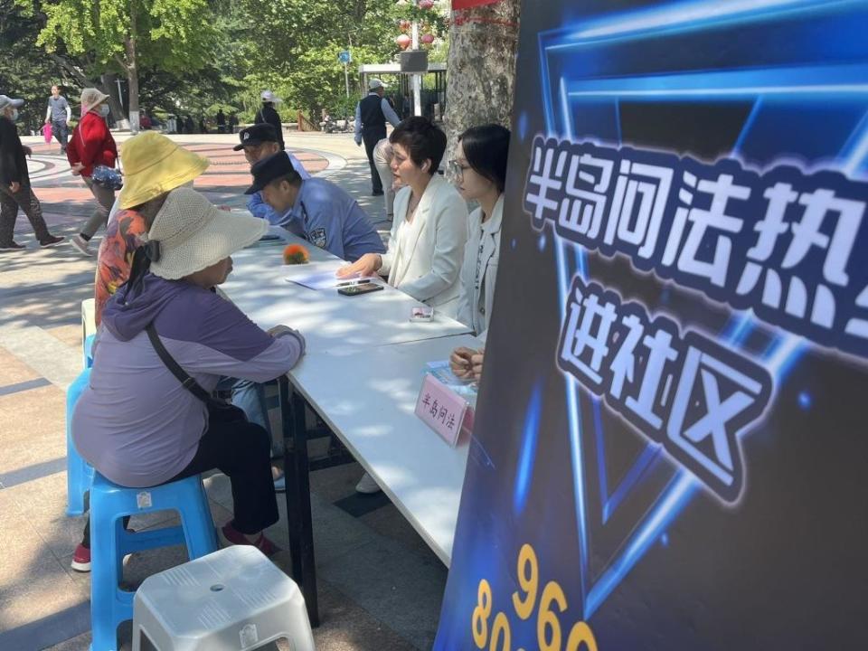 问法热线丨地面积水致业主摔伤,谁赔?律师,民警社区门口普法