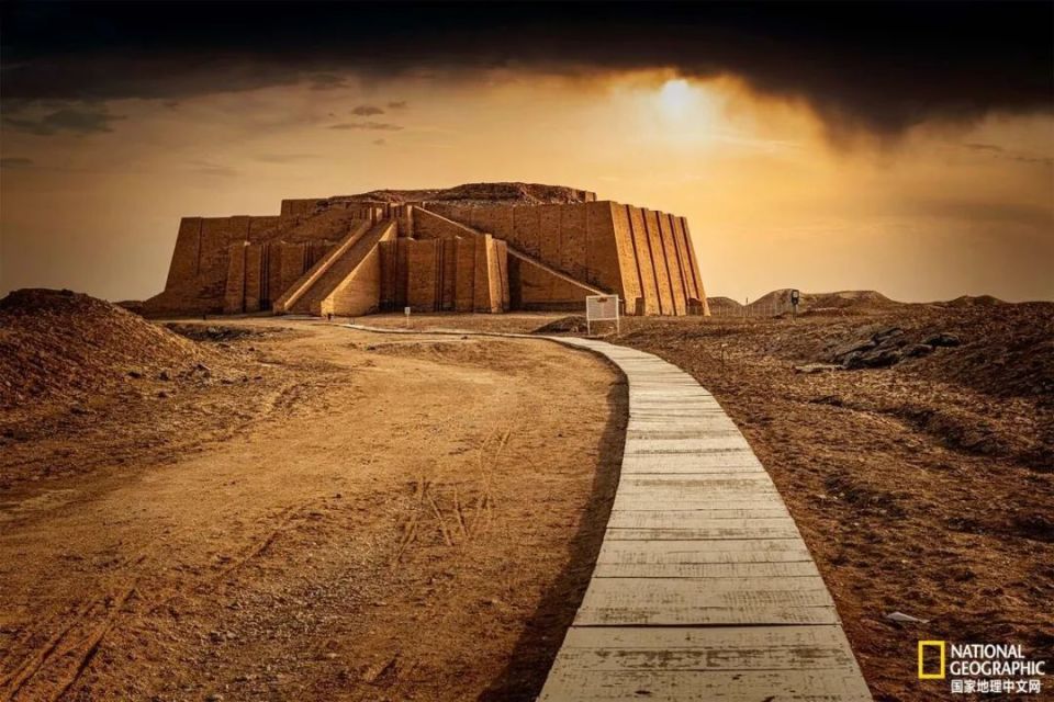 高庙 乌尔大塔庙(the ziggurat of ur)建于公元前2100年左右,此时是苏