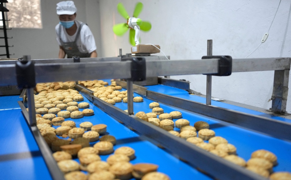 山东新泰:食品生产企业月饼制作生产忙
