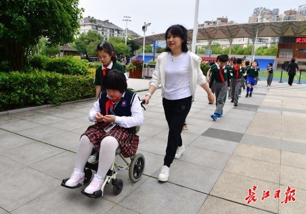 运动会上,轮椅上的小女孩"冲"过终点_腾讯新闻