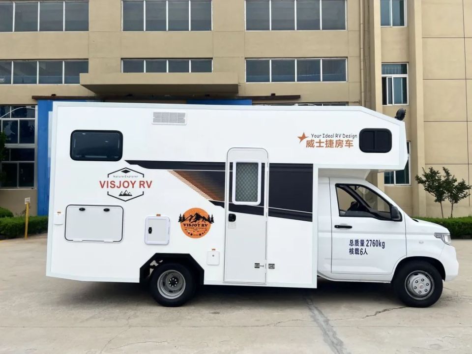 五菱底盘打造的国民房车,13.98万的起售价很亲民,吃喝拉撒住全搞定