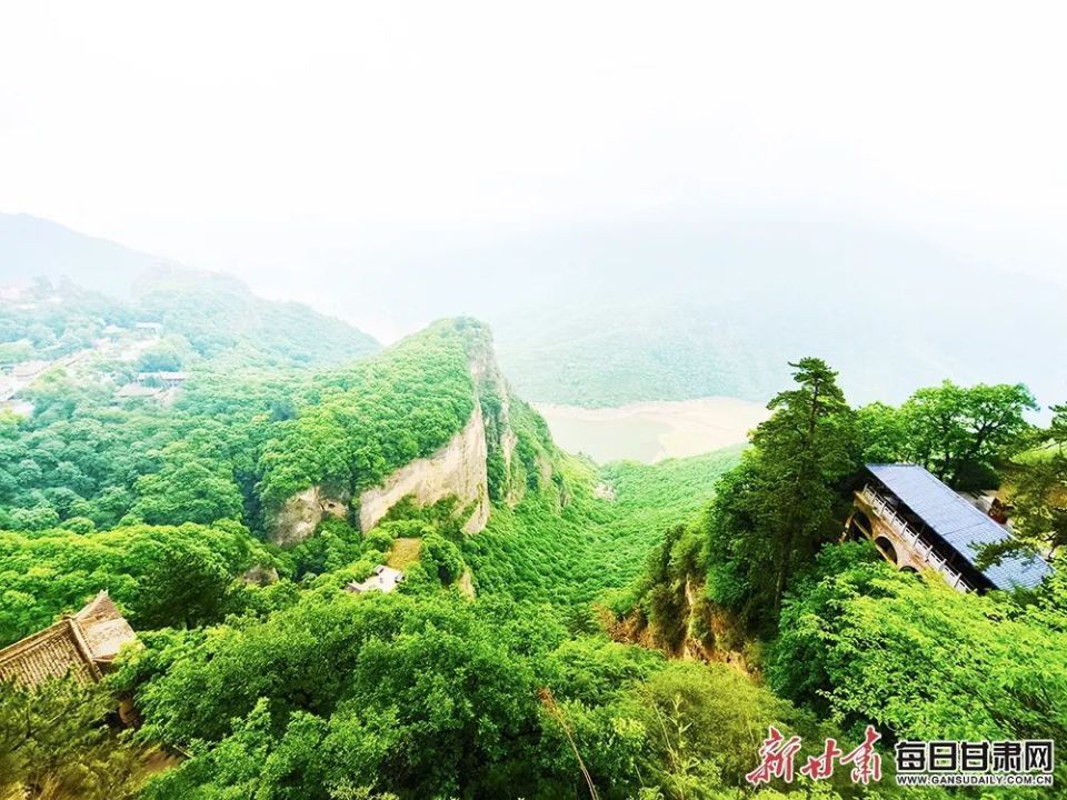 崆峒山峰峦雄峙,林海浩瀚,烟笼雾锁,是国家首批5a级旅游景区,森林覆盖