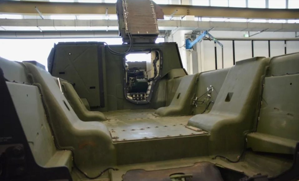 自带马桶座的德国拳击手重型轮式装甲车