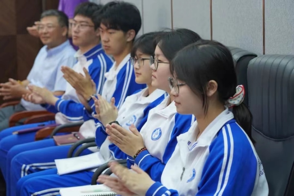 启迪青春共飞扬,国防教育传薪火!青岛启迪中学点燃师生强国梦