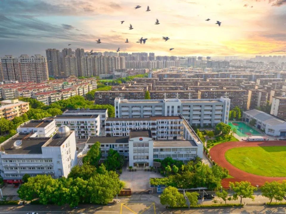 图为曙光中学南校区.