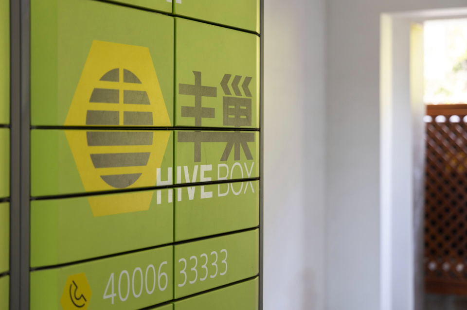 "送货上门"的冲击波:快递柜加速撤场,丰巢们困在亏损中_腾讯新闻