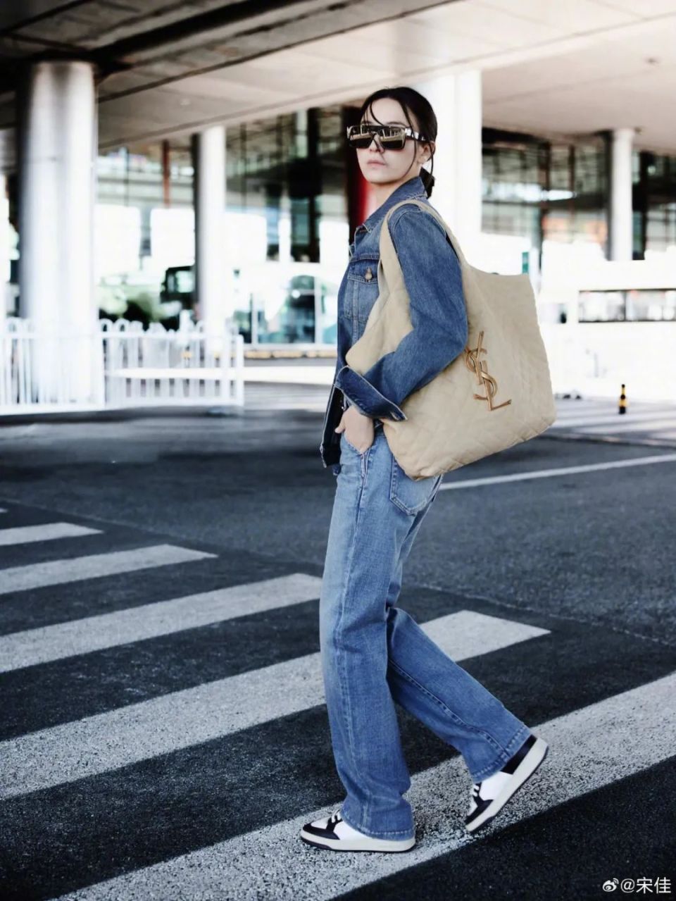 1 1>2 的效果,让不羁洒脱这些词语具像化呈现在眼前,宋佳还搭配了大的