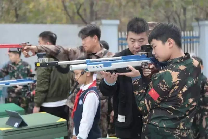 做影响学生一生的国防教育,这所小学为什么能取得如此骄人的成绩?