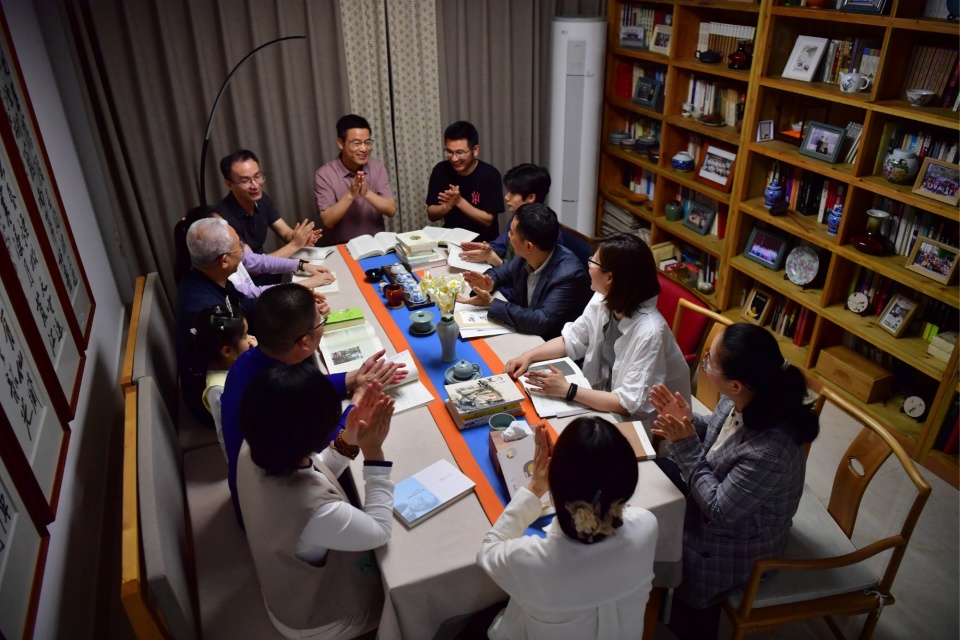 江西南昌：大家庭读书会 分享知识和快乐_腾讯新闻