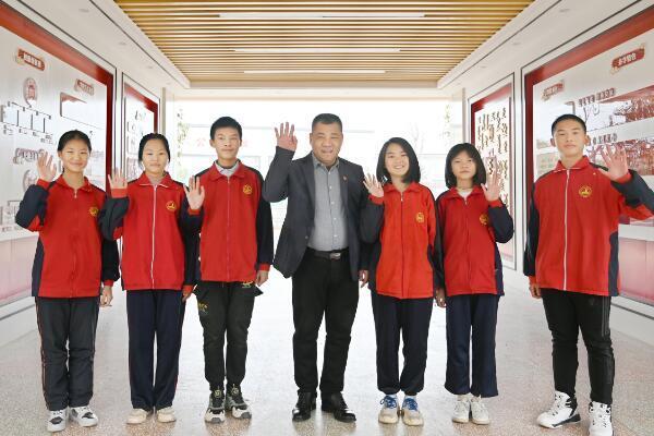 与湘乡市东台中学校长杨永面对面如持灯者陪你山水一程