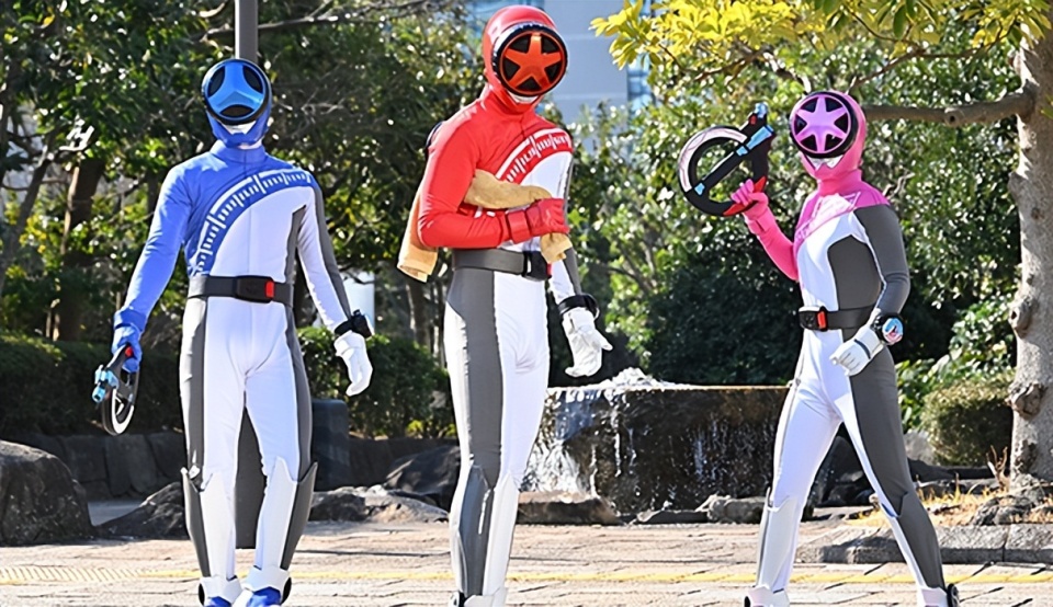 爆上战队奔奔者第4话预告 粉战士被捕 黑战士和橙战士尚未入队_腾讯