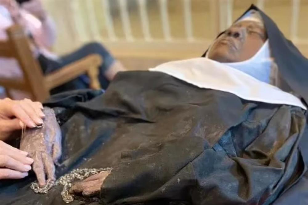 95岁修女死亡4年后遗体不腐，模样栩栩如生，成千上万的人赶来触摸她的遗体美国制裁