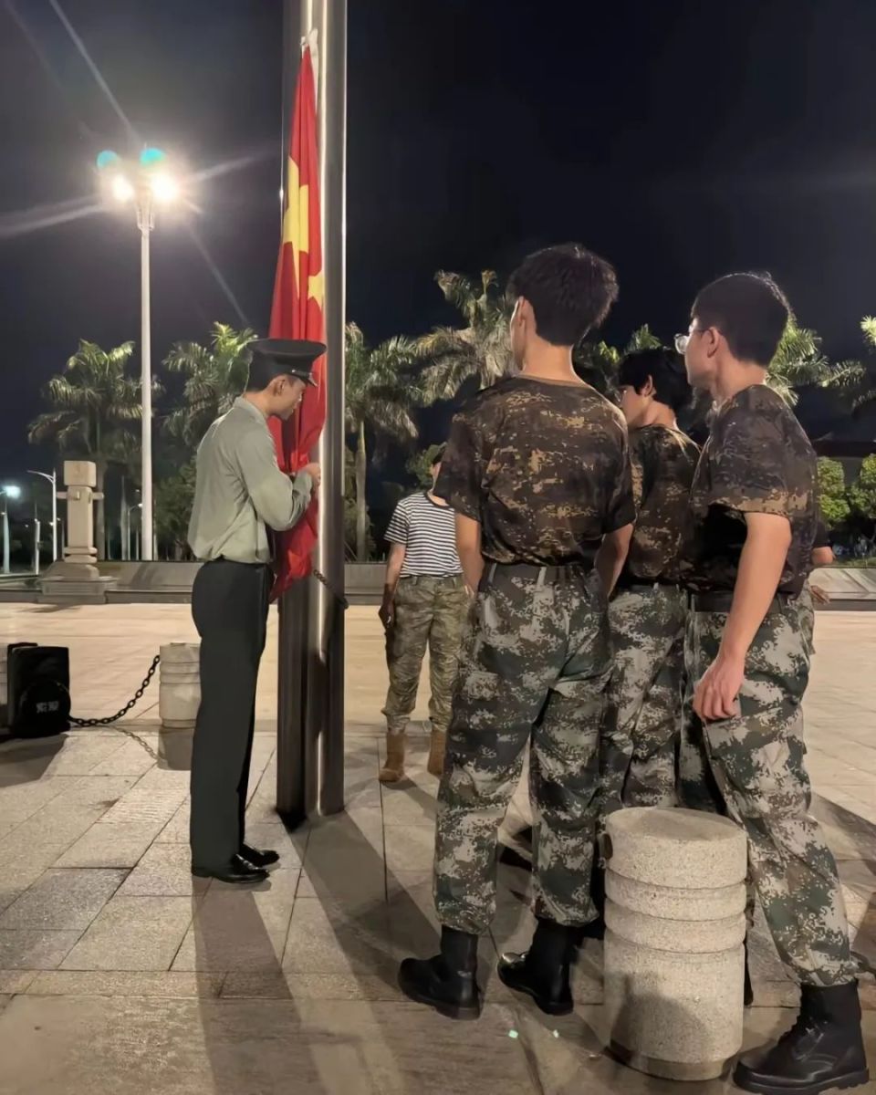 曾嵘为某高校国旗护卫队培训作为一支传播国旗文化的年轻队伍成立一年