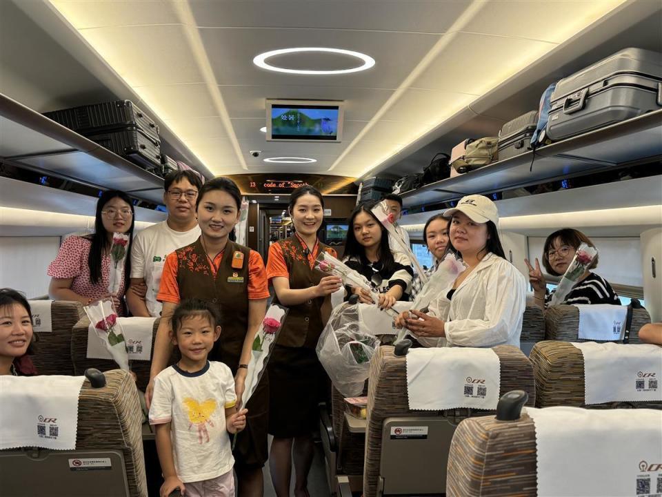公司(下称"武铁")襄阳客运段"龙韵骧梦"和武汉客运段"凤舞楚天"乘务组