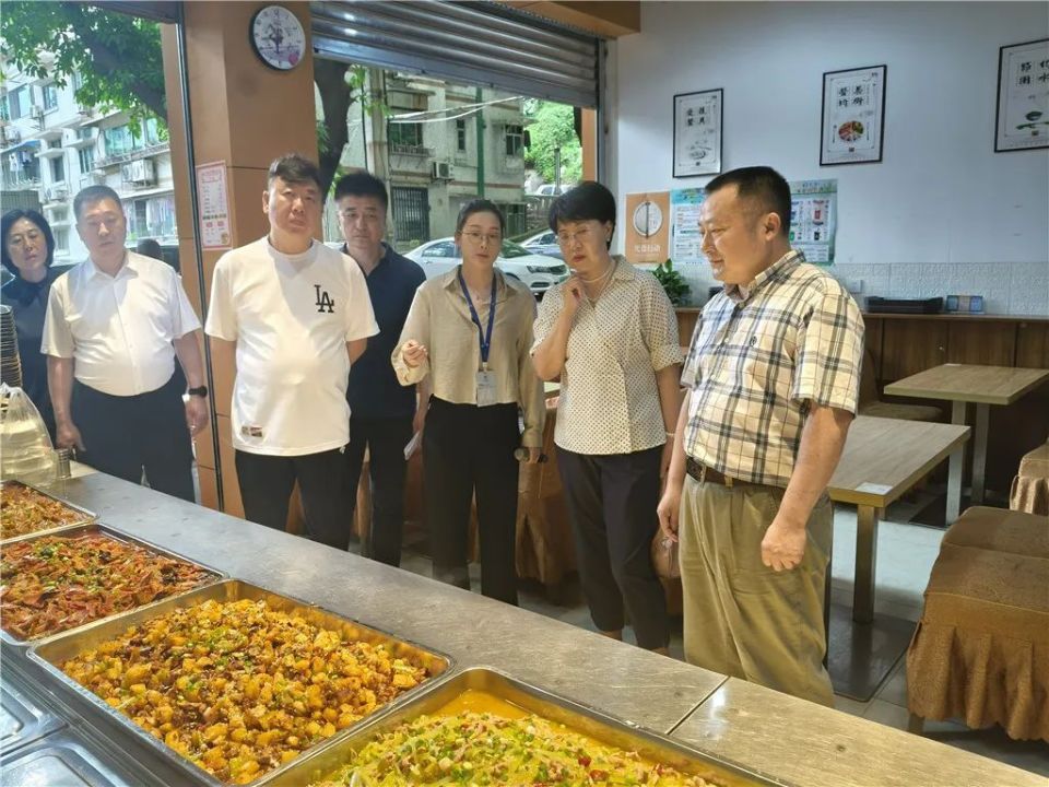 视察组一行先后来到重庆第三十中学,大溪沟街道双钢路社区,实地查看