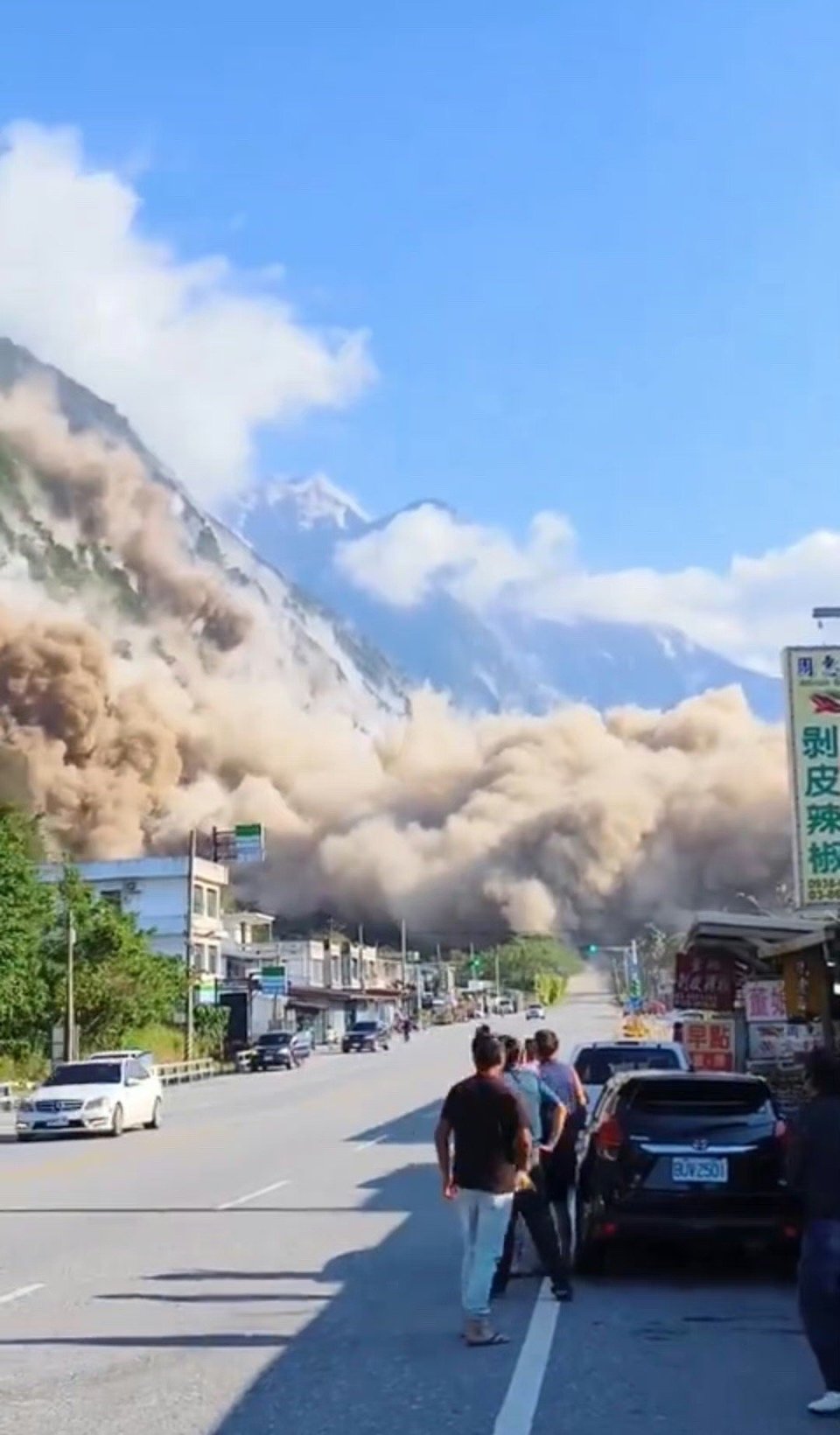 直击|台湾花莲县7.3级强震:房屋倾斜,建筑受损严重