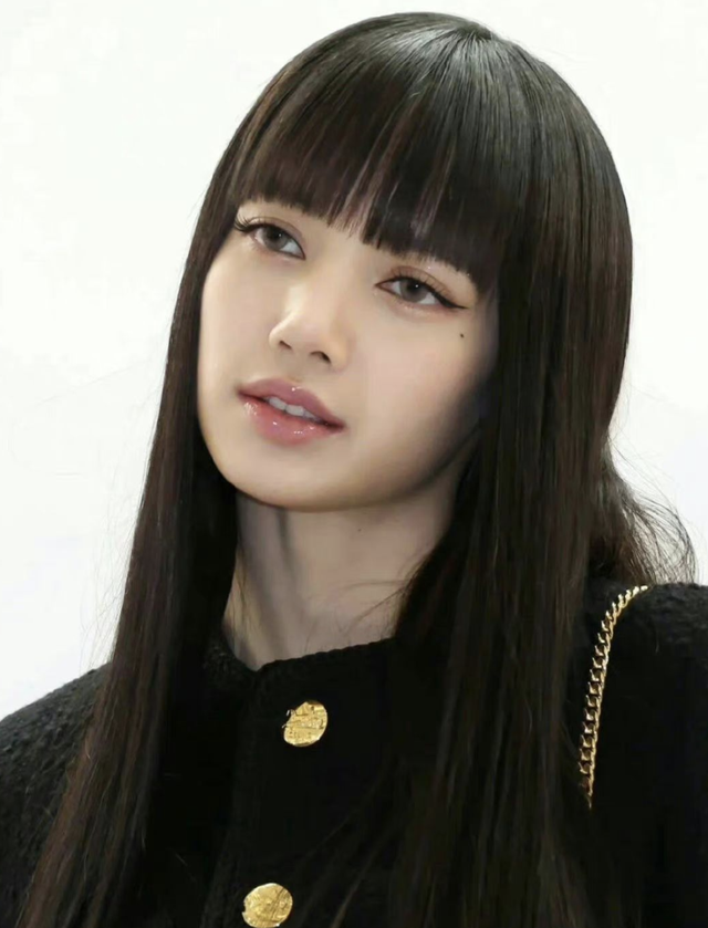 lisa换回空气刘海颜值回春机场主动拥抱讨好粉丝看秀的已封杀