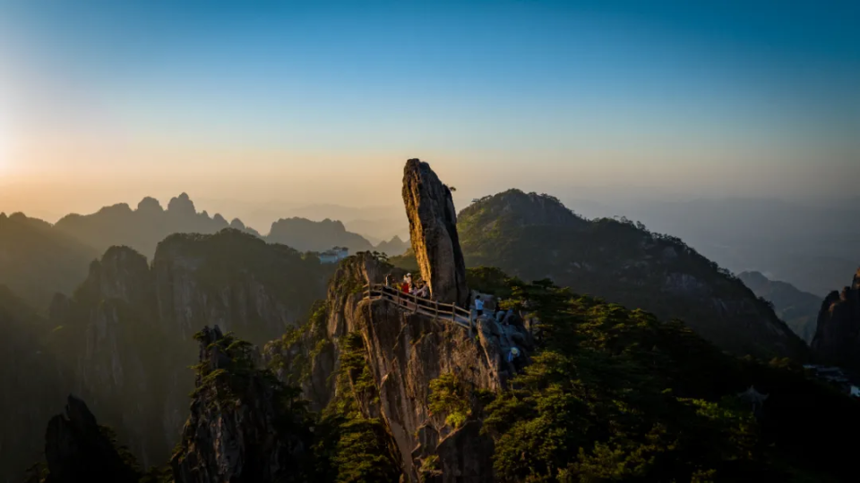 景点临时关闭!黄山飞来石遭雷击 13名游客受伤