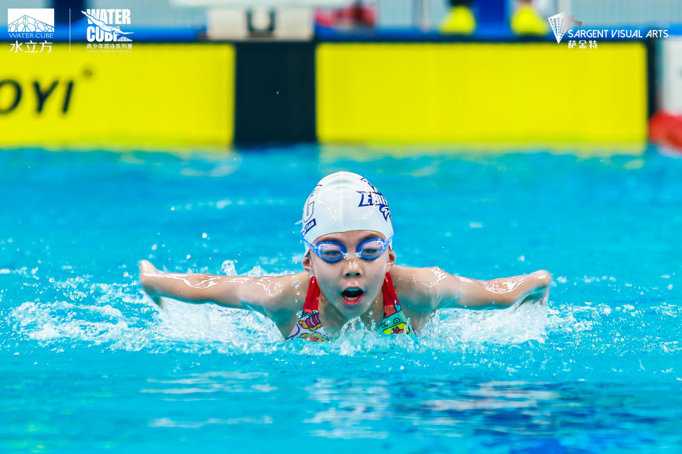 9岁的马静依本次参加了50米蝶泳,50米自由泳和100米自由泳三个项目,她