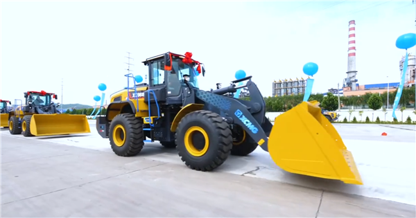 一年省6000万元徐工100多台纯电动推土机交付现场摆出ev字样