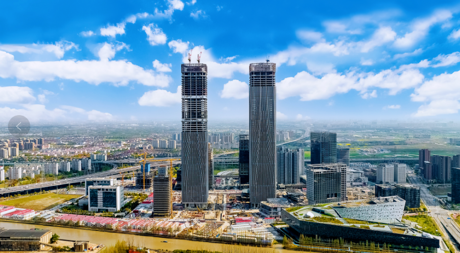 张江科学之门东塔主体结构封顶,整体建设项目预计2025年竣工交付