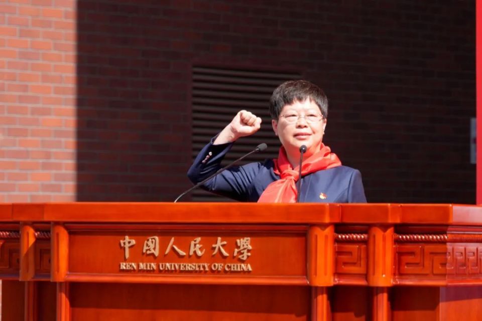 附属小学党委书记,校长张冬梅带领新队员们高举右拳,齐声呼号.