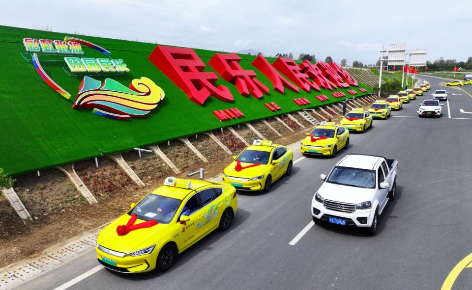 甘肃民乐首批新能源出租车"上岗"