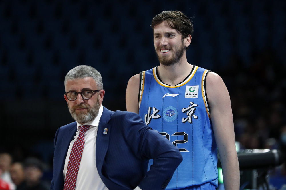 3月29日,吉林九台农商银行队球员皮特森(右)在比赛中突破.