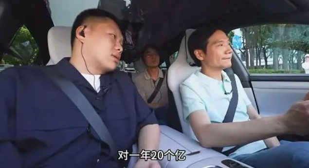 大爷开小米SU7 Ultra引爆街头，科技潮流的全新诠释