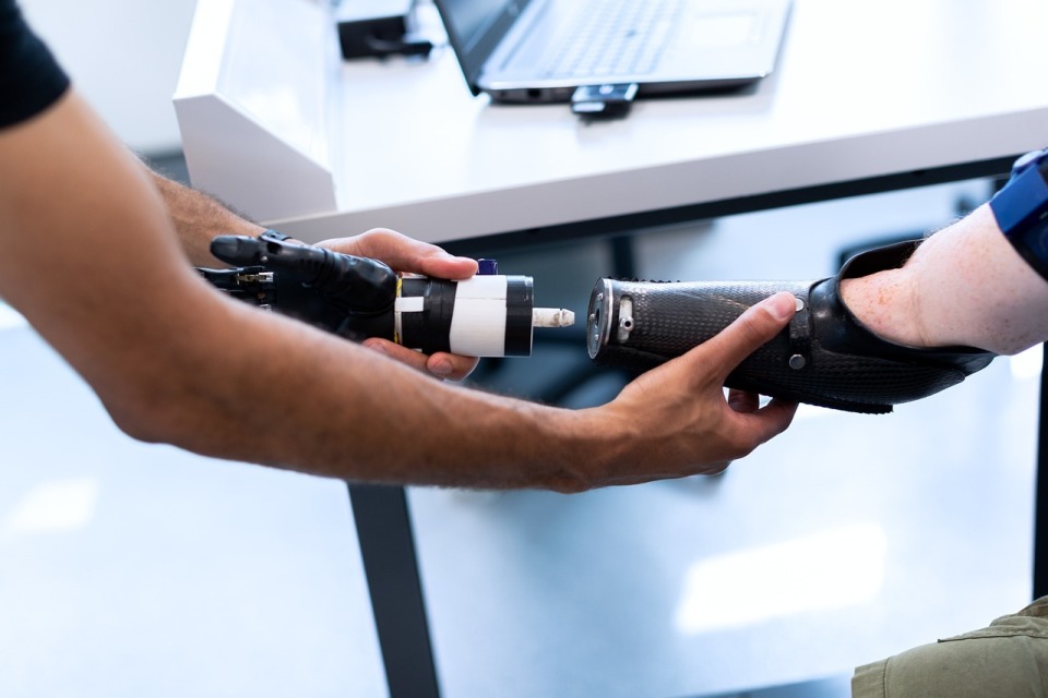 福音科学家发明一种新设备让假肢能感触温度