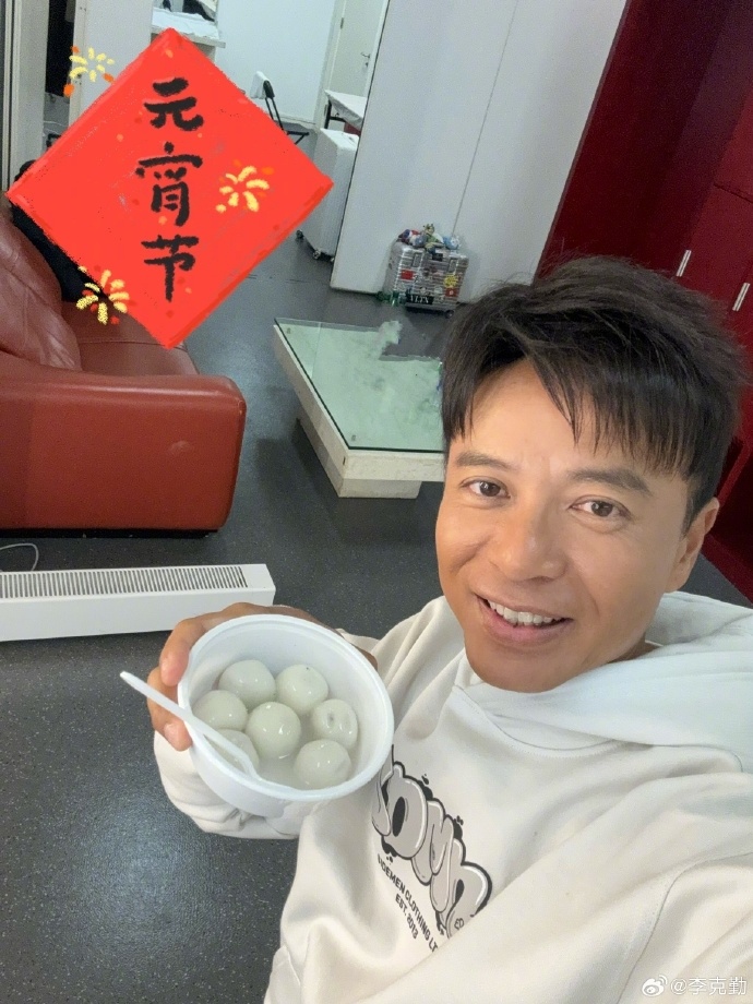 红魔铁粉李克勤微博晒照元宵节看曼联比赛