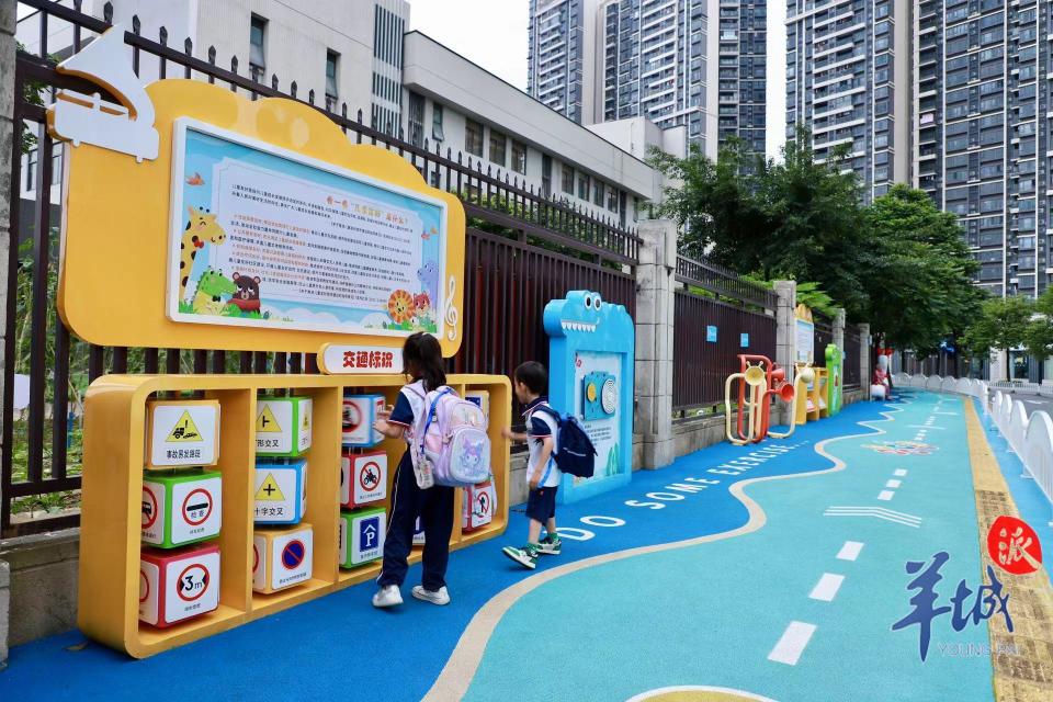 将120多栋房屋墙面涂上五彩颜色,打造江门市儿童公园旁的"童话世界"