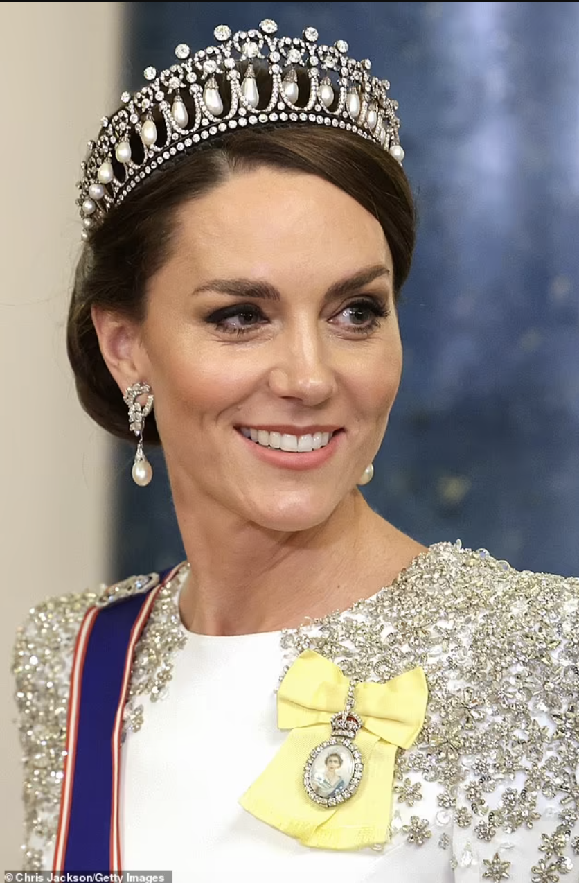 乌佐尔女士的画作倒是完全囊括了这些服装和饰品,但社交媒体x上的网友